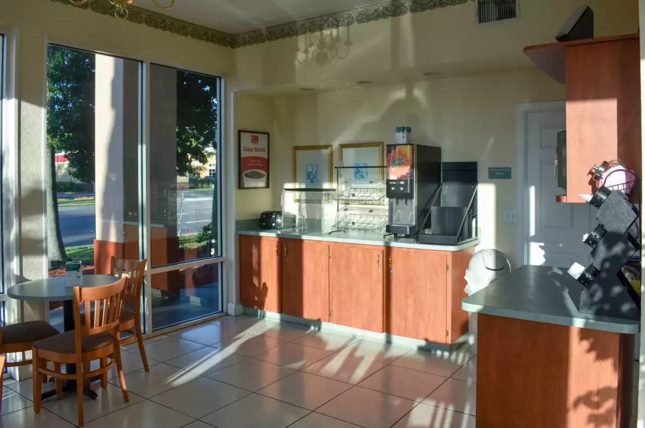 Ramada Limited Clearwater Hotel And Suites Esterno foto
