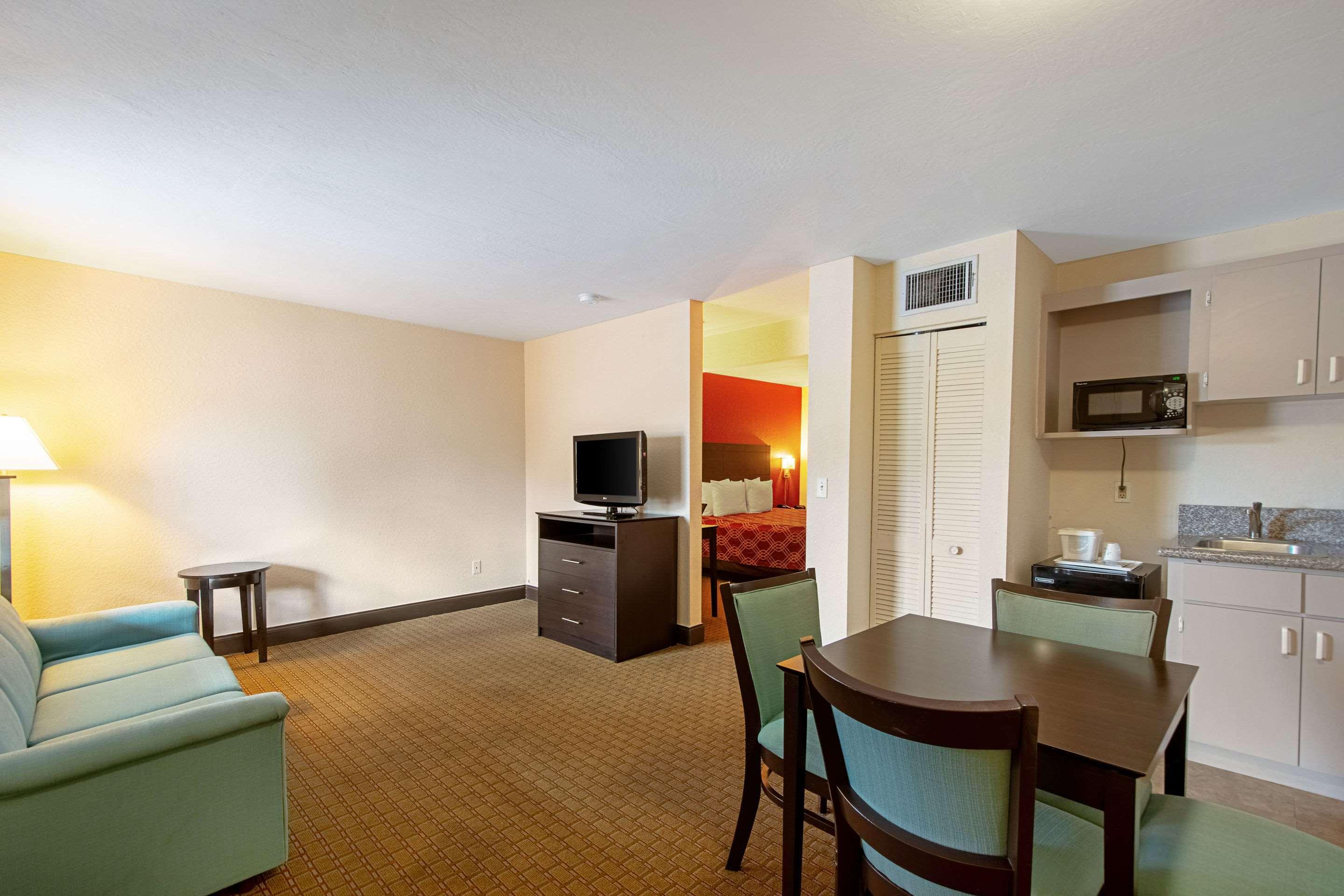 Ramada Limited Clearwater Hotel And Suites Esterno foto