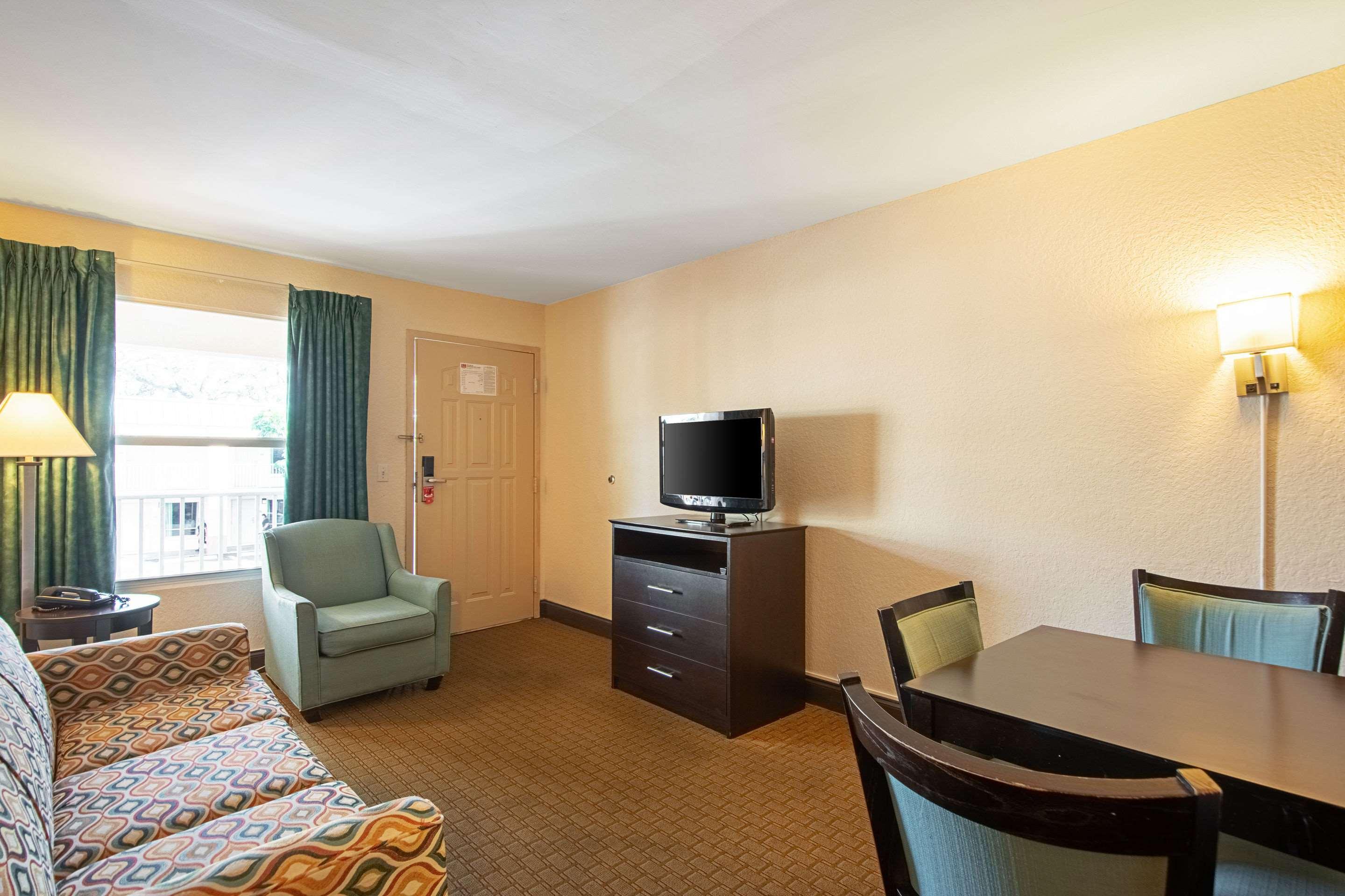 Ramada Limited Clearwater Hotel And Suites Esterno foto
