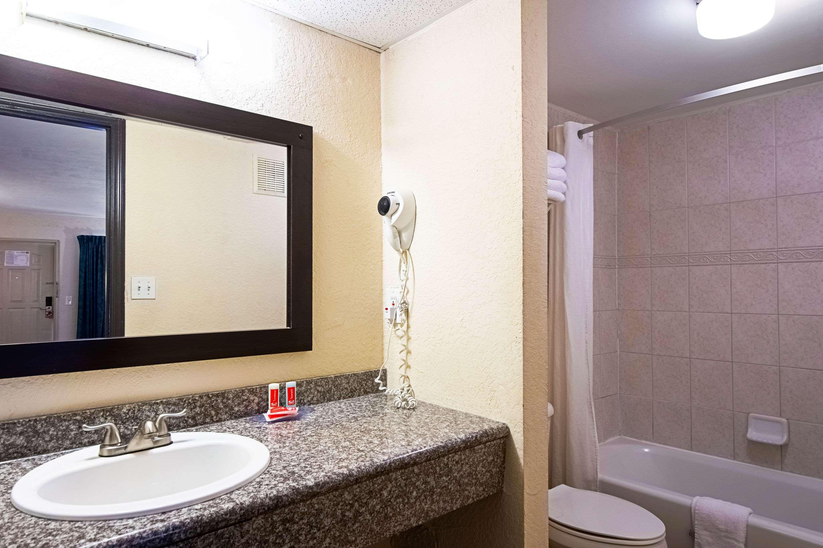 Ramada Limited Clearwater Hotel And Suites Esterno foto