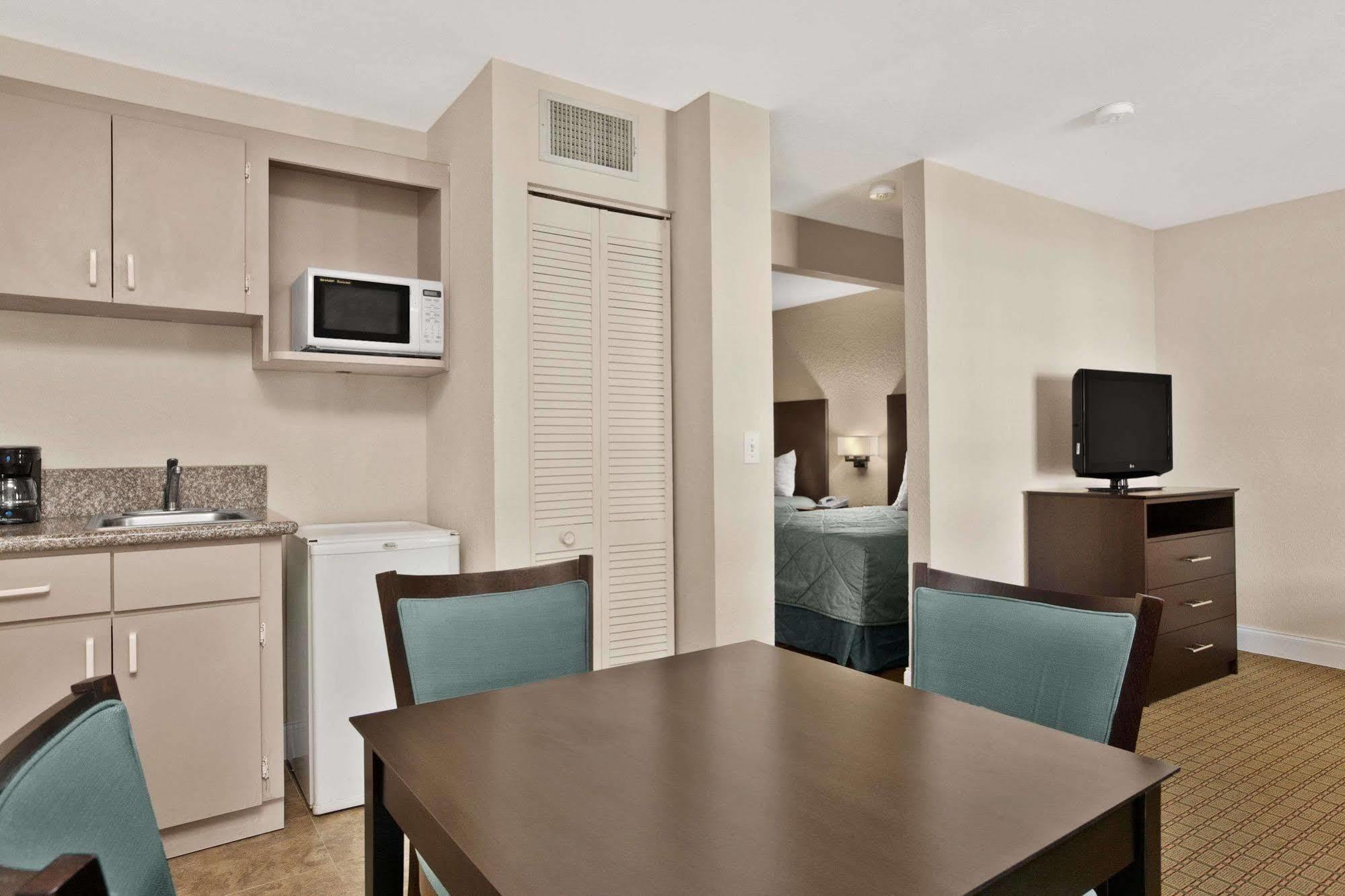 Ramada Limited Clearwater Hotel And Suites Esterno foto