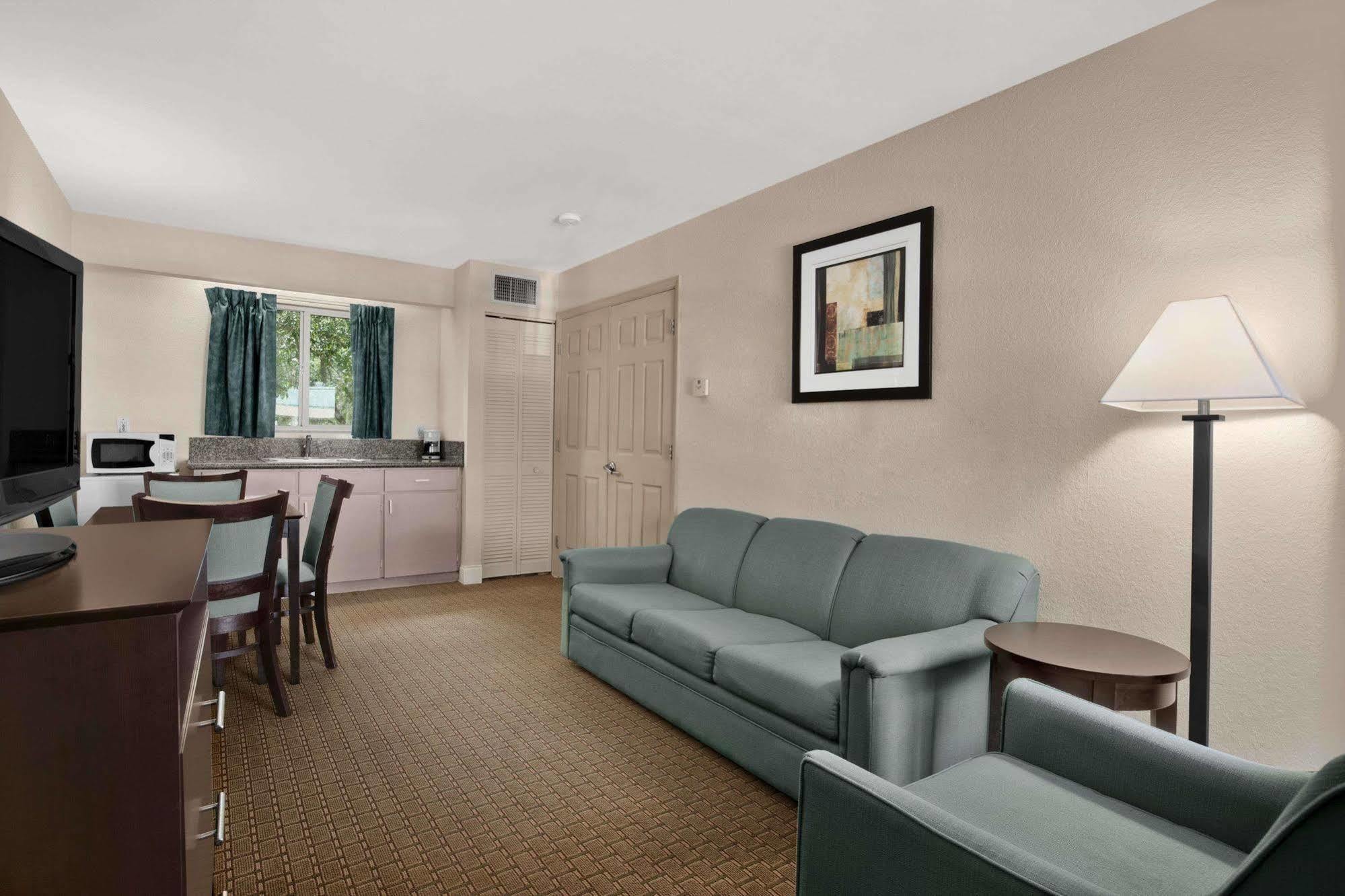 Ramada Limited Clearwater Hotel And Suites Esterno foto